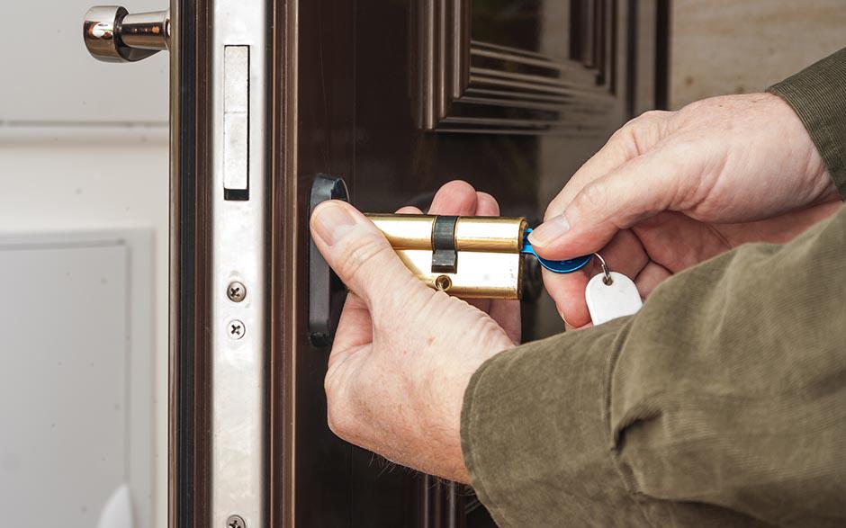 augmenter la sécurité avec une porte-blindee Carrières-sur-Seine